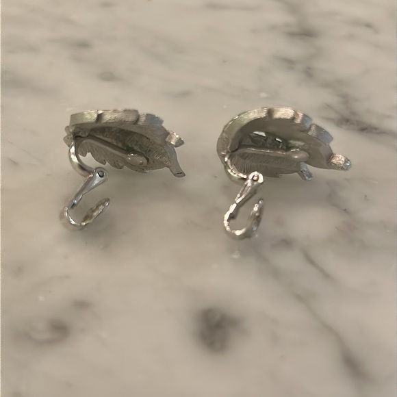 Vintage Crown Trifari Silvertone Leaf Clip Earrings. - Picture 3 of 4